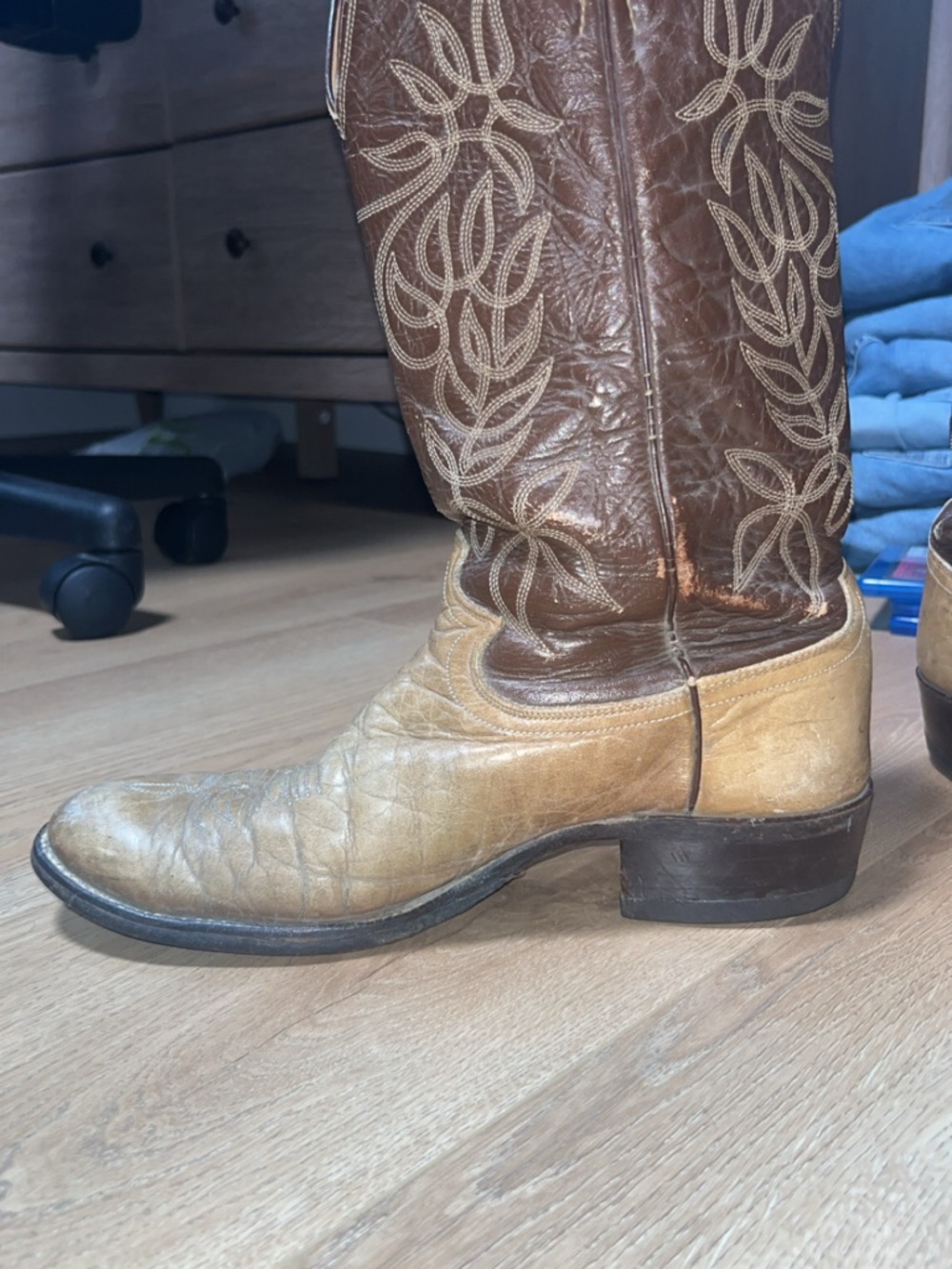 Men’s Justin Boots Two-Tone Brown and Tan Western Cowboy Boots - Picture 2 of 12